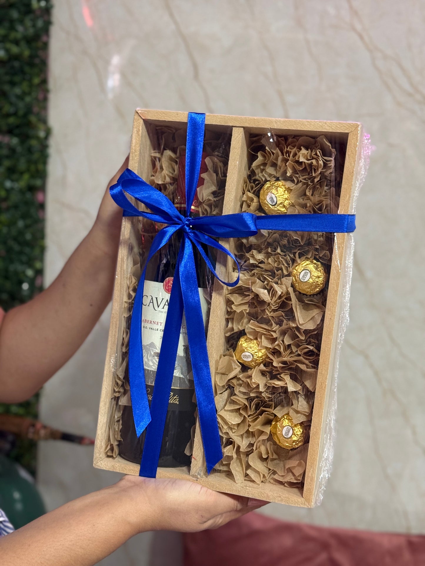 Caja con vino y ferrero
